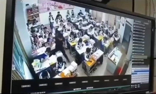 开云(中国)开云kaiyun·官方网站 学生因顶撞被老诚在教室薅头发拖行？教师局：将跟进核实